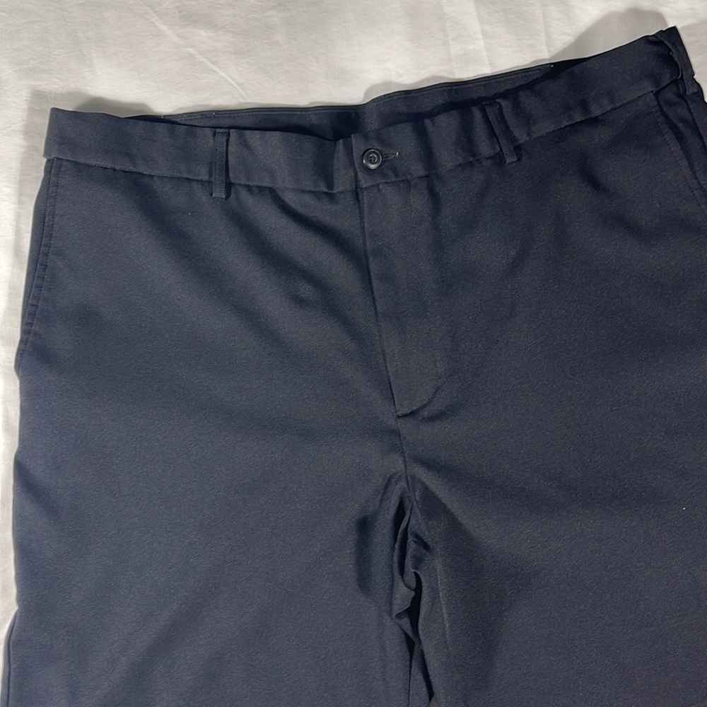 Grand Slam mens black flat front polyester 8.5" inseam Golf shorts - size 42